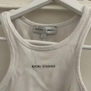 Skitsnyggt vitt ribbat linne från Nicki studios x Gina tricot 
