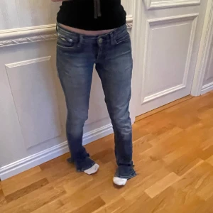 Replay jeans!!  - Säljer ett par super fina Replay jeans. Lågmidjade och lite bootcut! Storleken är 26/32 och jag är 164cm och de passar bra i längd på mig. Häftiga fickor med dragkedja!  Nypris är 1600kr. Skriv vid frågor, priset kan diskuteras vid snabbaffär! 💞💞