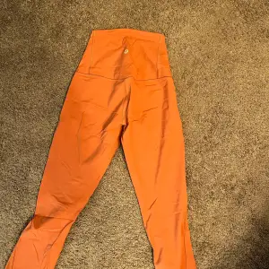 Orange/rosa tights från Lululemon. Oanvända, enbart testade.