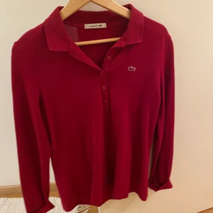 Lacost polo  - Storlek 42 så perfekt om man vill ha lite oversized ifall man, som jag, har 38/40!  