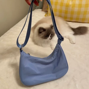 Blå väska - Weekday - Blå väska ifrån Weekday. 