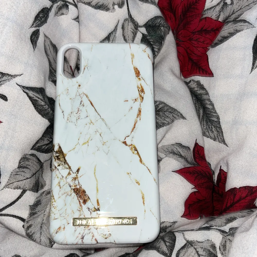 Säljer ett superfint iPhone skal för iPhone xs Max pågrund av att jag inte använder en sådan mobil mer.💞 Pris: 110 kr . Accessoarer.