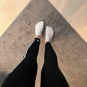 Adidas tights - Snygga tights från Adidas i träningsmaterial. Strl XS Använda enstaka gång, som nya