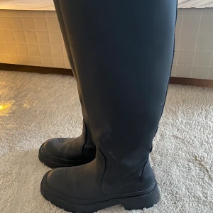 Höga stövlar - Säljer mina fina zara stövlar i stl 39, använt skorna ett få tal gångener och är i bra skick.💓