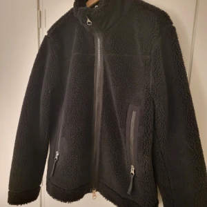 Arket jacka  - Arket jacka, i teddy material med snygga detaljer.  Storlek M, passar 34-38 beroende på hur man vill att den ska sitta. Använd 2 ggr, pris kan diskuteras 😊 Original pris 1250 kr