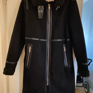 Biker kappa  - En super snygg biker jacka i en längre modell med snygga detaljer från zara. Inköpt 2018 använd en säsong.  Stl XS 