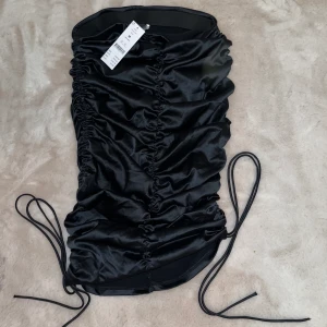 Kjol - Svart kjol I storlek M. Helt oanvänd med lappen kvar.