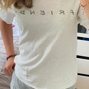 Friends T-shirt  - Vit T-shirt med friendstryck den är storlek s och köpt i usa😍 frakt 66kr och skriv om ni har frågor❤️
