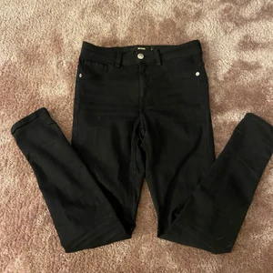 svarta tajta jeans  - säljer dessa svarta skinny jeansen nu då det inte är min stil! 100kr + frakt!