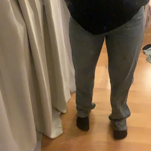 Blue straight jeans  - Säljer dessa blåa raka jeansen,jättefint skick.