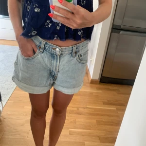 Levis jeansshorts  - Klippta vintage shorts från Levis. Toppen är också till försäljning.  
