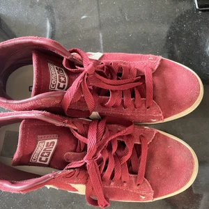 Converse - Säljer dessa sjukt coola vinröda Converse i unik modell!💕💕 Köpa second hand i Paris för 600 kr för ca 3 veckor sedan och endast använda några gånger❣️