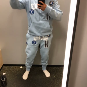 Hoodrich dress - Säljer min Hoodrich som har gått sönder på luvan annars är den i bra skick skriv vid intresse inte fast pris👍 Jag är 170 och den sitter bra 👍 