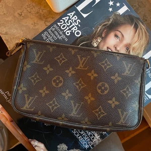 Louis vuitton pochette  - Säljer nu min Louis Vuitton pochette. Köpt vintage på miinto (kvitto finns) tyvärr är bandet trasigt och av på kanten (se sista bild) därav lågt pris! Går nog att lämna in och få det fixat i butik, annars är väskan i fint skick, passar att ha som clutch