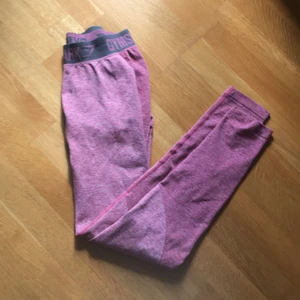 Gymshark träningstights - Säljer dessa rosa träningstights från Gymshark i bra skick. Skriv vid intresse för flera bilder samt mer info❤️