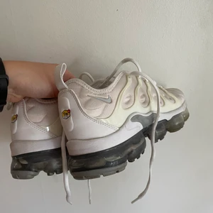 Nike vapormax plus - Bra skick, sparsamt använda, blir nog som nya i tvätten!   Kan posta eller mötas upp. Köparen står för frakten! 👼🏼👼🏼