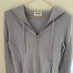 Soft goat hoodie - Säljer min ljusblåa soft goat kashmir hoodie! Bra skick🥰                                                     Färgen är rättvisast på andra bilden!                                         Skriv innan du trycker köp!