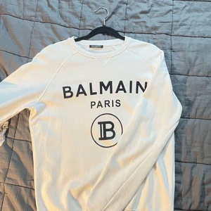 Balmain paris tröja - En balmain tröja i nyskick, fick den i inbyte men har aldrig användt den. Det är inte en äkta!