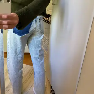 Jeans med bortklippt bakficka från Gina! 