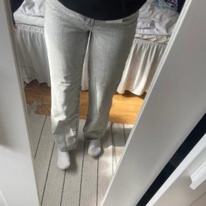 Jeans - Ljusgråa jeans ifrån bikbok, prislapp kvar. Storlek W28 L30. Original pris är 599 men köpta för ca 420kr. Säljer för 300 plus frakt💕