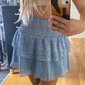 Chelsea kjol - Söt kjol från Chelsea. Nästan aldrig använd. Storlek xs men stretchig så S kanske liten M. Priset är plus frakt. Original pris är 399