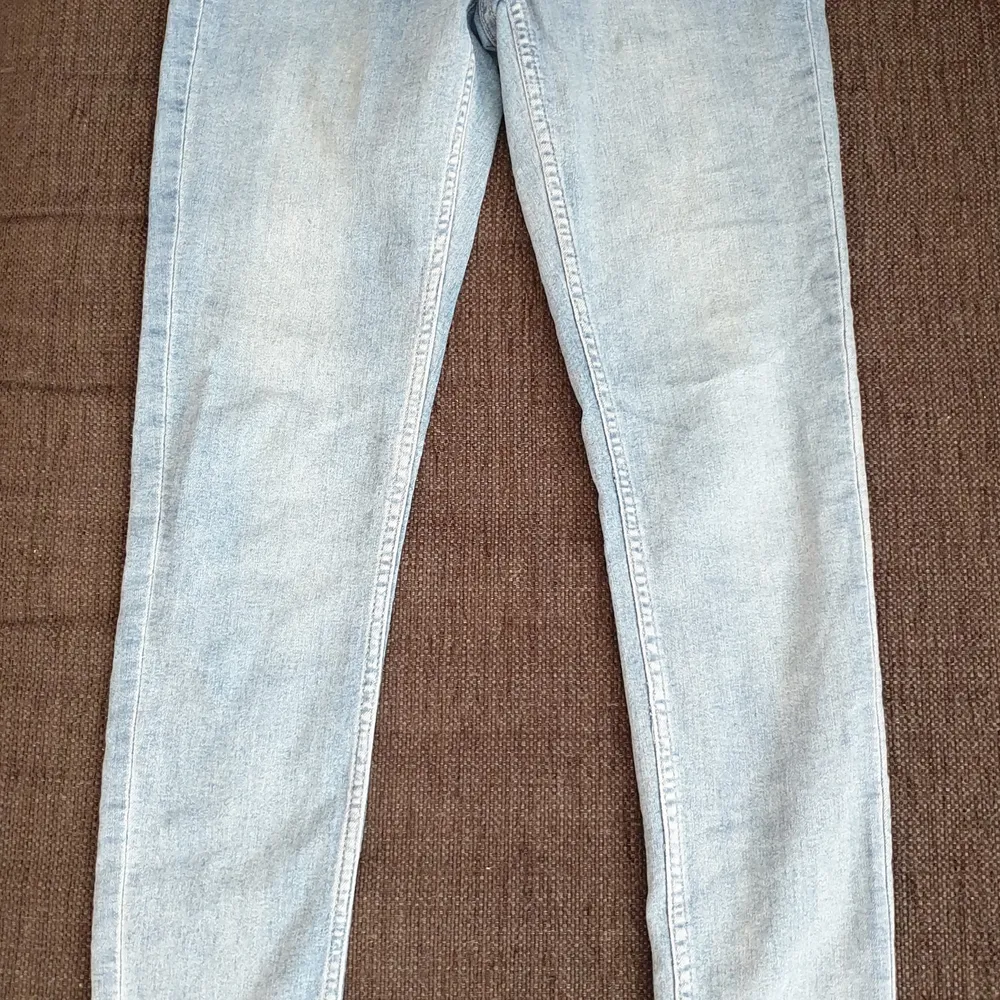 Mjuka och sköna jeans i nyskick, uppklippta lite vid anklarna. Jeans & Byxor.