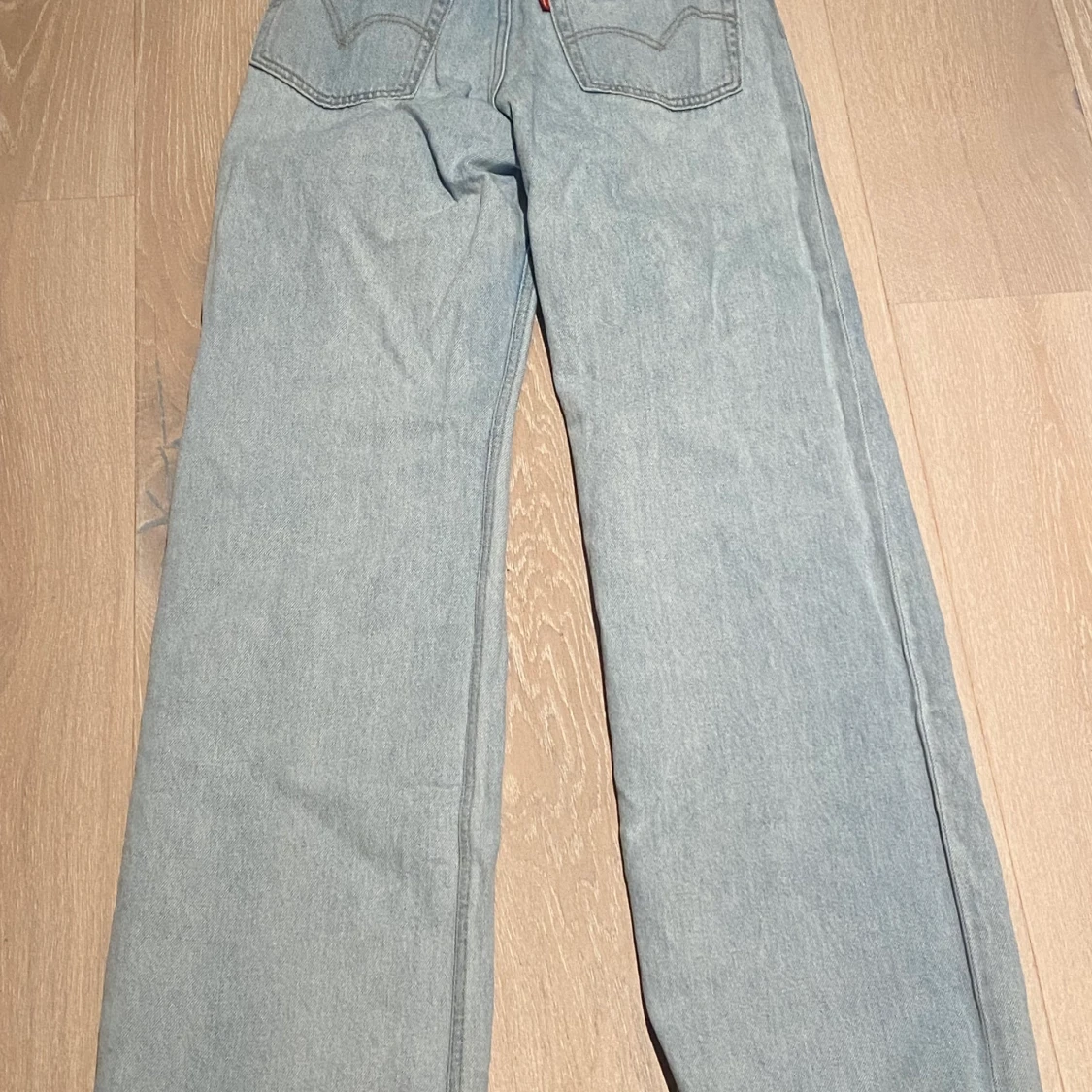 Ett par ljusblåa Levi’s jeans - 90