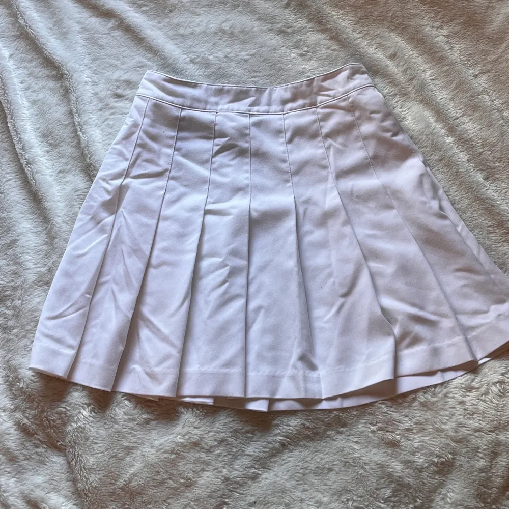 Säljer denna vita ”veckade” kjol från H&M🤍 Den är i bra skick och skriv för mått osv. (Första bilden är lånad). Kjolar.
