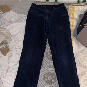 Manchesterbyxor - Ganska stora. Det är jättesvårt att fota så  man såg men dom är blå. Man ser inte storlek och märke på lappen tyvärr men skulle säga kanske 40.