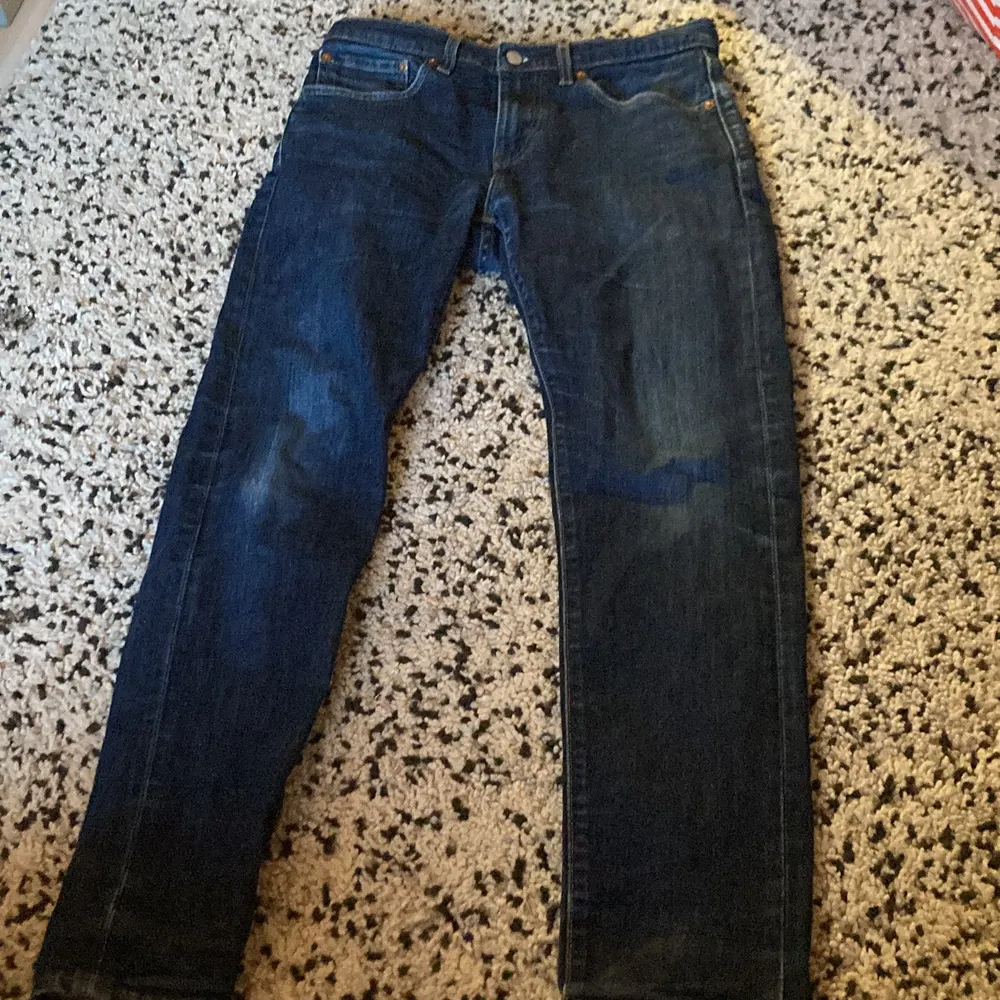 Levis jeans använd tre gånger typ inga synliga täcken på användning. . Jeans & Byxor.