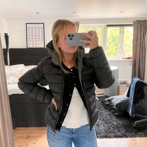 Colmar Jacka  - En Colmar jacka i nyskick som jag nyss fick hem men var för liten så jag valde att sälja den istället. Köpte den här på Plick för 2500kr och lägger ut den för samma pris då jag endast testat jackan. Skriv privat för mer bilder eller info⚡️ 