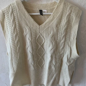 Stickad väst - Säljer denna fina stickade västen i storlek xs!!⚡️⚡️💋💋  Använd ett fåtalgånger  Säljer för 60kr Köparen står för frakten!!💓 