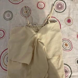 Top - Off white, there is a little dirt but can be wash and remove. 10 kronor 