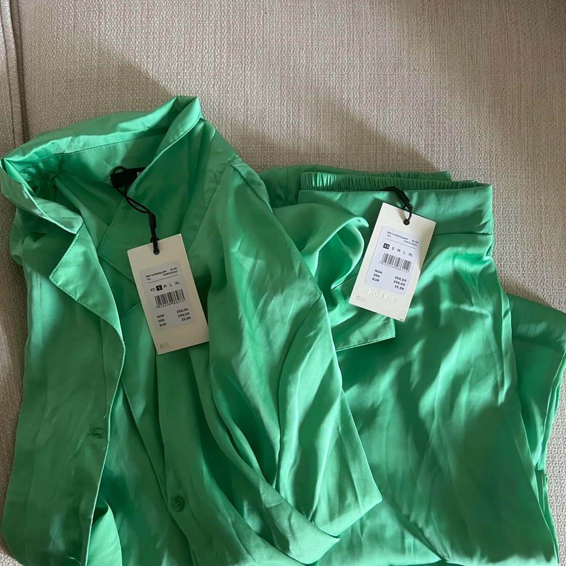 Oanvänt satinset från BikBok - 90