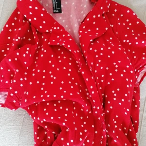 Jumpsuit från Forever 21 - Kortärmad jumpsuit i stl S. Inköpt i New York för ett par år sedan. Är dock sparsamt använd. Har blivit lite för liten för mig. 