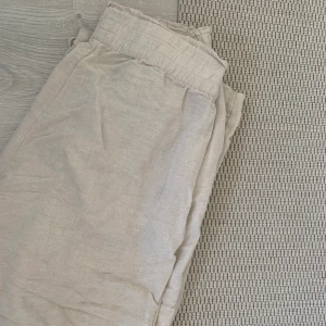 Linnebyxor  - Beiga linnebyxor från HM. Aldrig använda. S/m