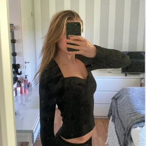 Långärmad urringad tröja  - Hejsan! Jag säljer nu denna fina tröja ifrån H&M för den kommer inte till användning längre. Superfin som passar till typ allt. Köpte för 199kr 🖤