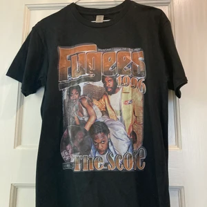 fugees t-short tryck  - Oanvänd t-shirt med tryck  strl M