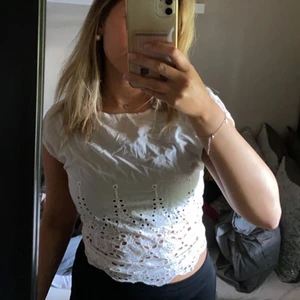 Vit topp  - Säljer min fina vita topp med knyte där bak. (Har träningstopp på sista bilden). Tryck inte på köp direkt!‼️