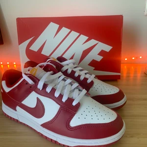 Nike dunk  - Säljer Nike Dunk Low USC‼️ Storlek 42✅. Kvitto och box finns✅. Pris kan diskuteras✔️.  Om ni har frågor är det bara att fråga👍🏼
