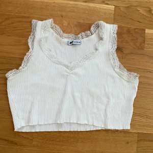 Söt spetstopp - Söt ribbad topp med spets. Vid köp skriv i chatten 💖