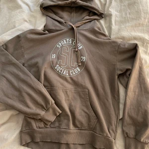 Hoodie - Säljer denna as snygga hoodie som är perfekt nu till hösten!! Den är från Cubus och använt fåtal gånger! Storlek xs💓💓 kontakta för frågor eller intresse, köparen står för frakt.