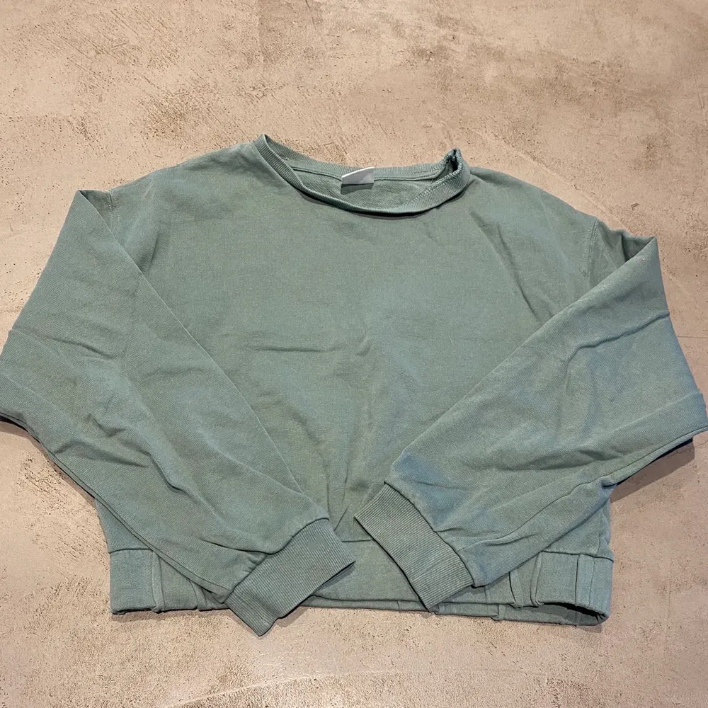Grön tröja från zara barn, kommer inte till användning så de e därför jag säljer den ( köparen står för frakten )💞. Tröjor & Koftor.