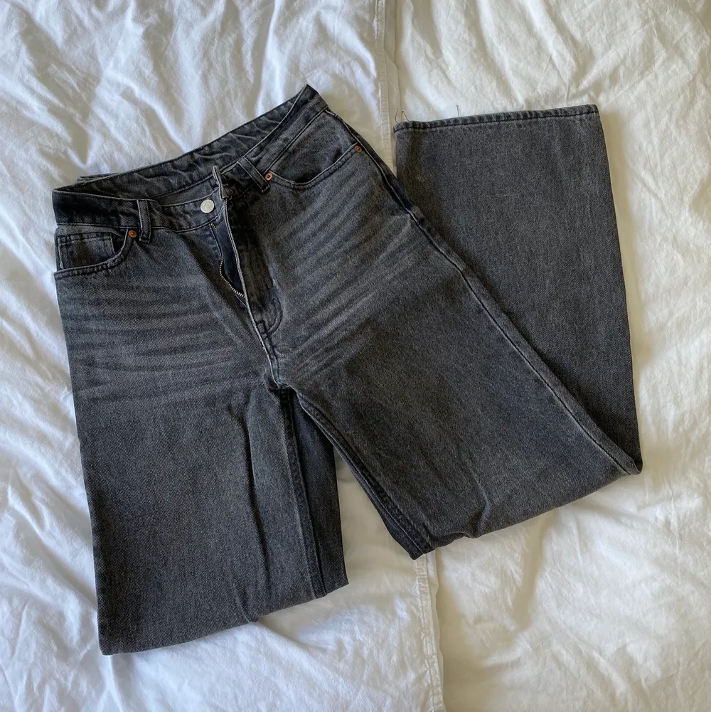Ett par gråfärgade jeans från Monki i strl 26💕Kolla gärna in mina andra annonser💕💕. Jeans & Byxor.