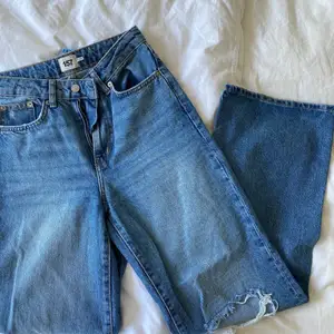Ett par jeans med hål på knäna från Lager157 i storlek XS. De har lätt vida ben🫶🏼 Kolla gärna in mina andra annonser💕