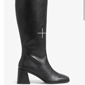 Boots från monki - Intressekoll på dessa slutsålda boots från monki! Endast använda en gång! Säljer pga för små 