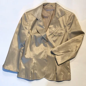 vintage jacka - Vacker jacka som passar bra till klänningar & finkläder. kan också stylas med vanliga kläder. säljer då den tyvärr är för stor för mig!  från märket InWear i storlek 38