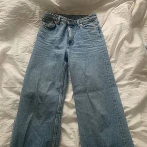 Monki jeans - Snygga monki jeans i bra skick! Så bekväma men kommer bara inte till användning för mig längre🫶🏻