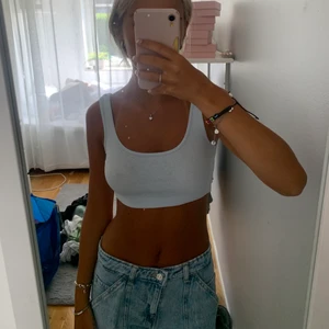 Topp - ⚠️TRYCK EJ PÅ KÖP DIREKT⚠️ Ljusblå lite kortare topp som går att ha till allting