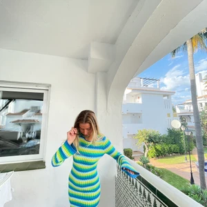 Färgglad klänning från Bershka strl M - Superfin och bekväm sommarklänning som sitter som en smäck! Känner att jag har använt den tillräckligt men den förtjänar verkligen en ny ägare🤍🤍 Superfin att ha på fest eller till stranden. Går att klä upp och klä ner som man vill 🤍🤍